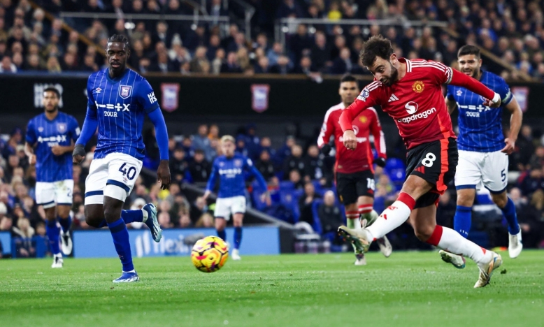 Maguire tỏa sáng, MU nhọc nhằn đánh bại Ipswich Town