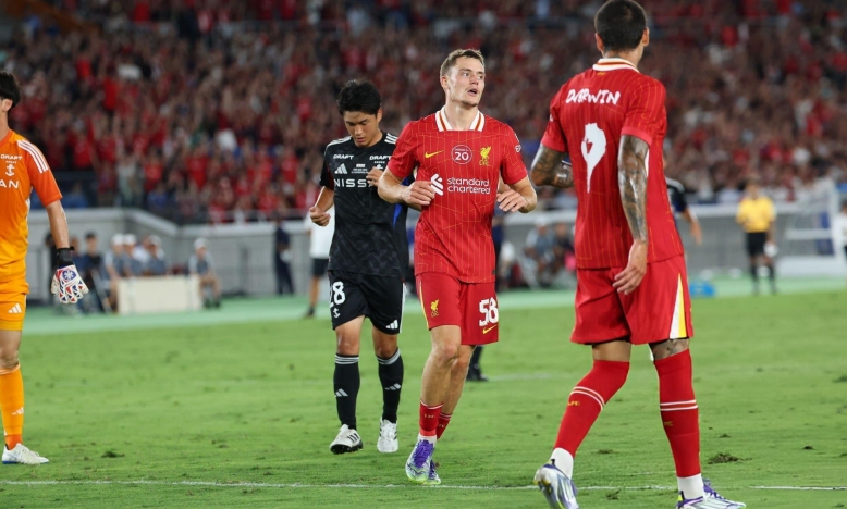 Tân binh tỏa sáng, Liverpool ngược dòng đánh bại đội Nhật Bản
