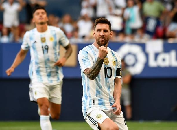 Phát cuồng vì Messi, cầu thủ Argentina có hành động đặc biệt ghi lại khoảnh khắc ‘cả đời có một’