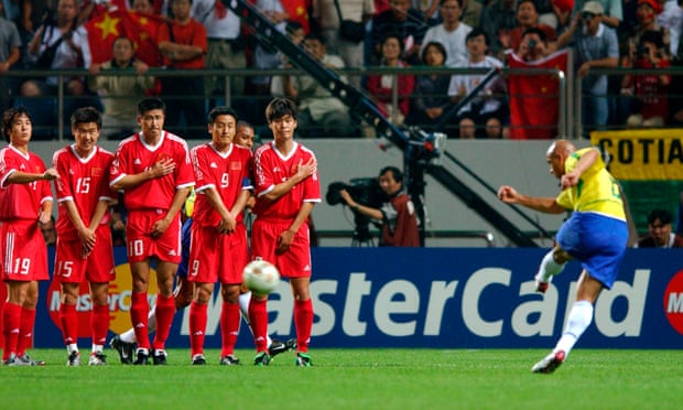 VIDEO: Roberto Carlos đá phạt như tên lửa xé lưới đội tuyển châu Á
