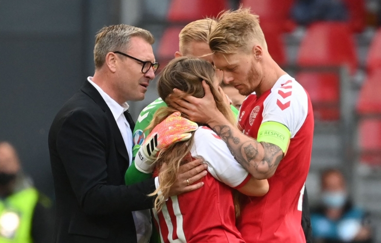 Hành động tuyệt vời của người hùng Đan Mạch cứu sống Eriksen