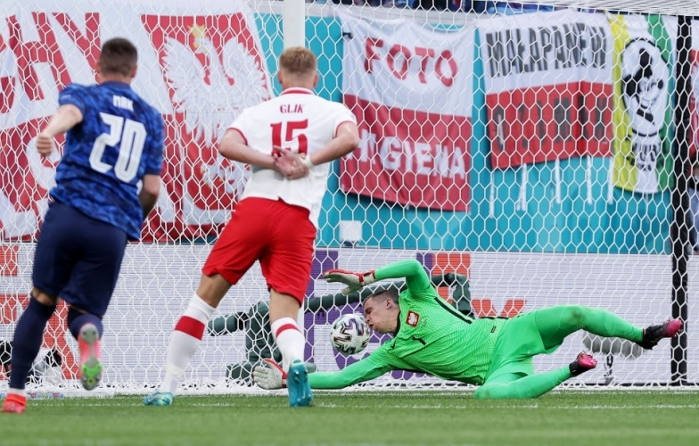 Sao Slovakia solo ngoạn mục, dứt điểm khiến thủ môn Ba Lan phản lưới nhà