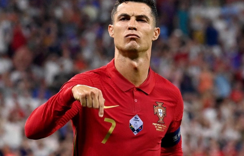 Ronaldo trèo hàng rào gặp NHM trước trận ra quân Euro 2024