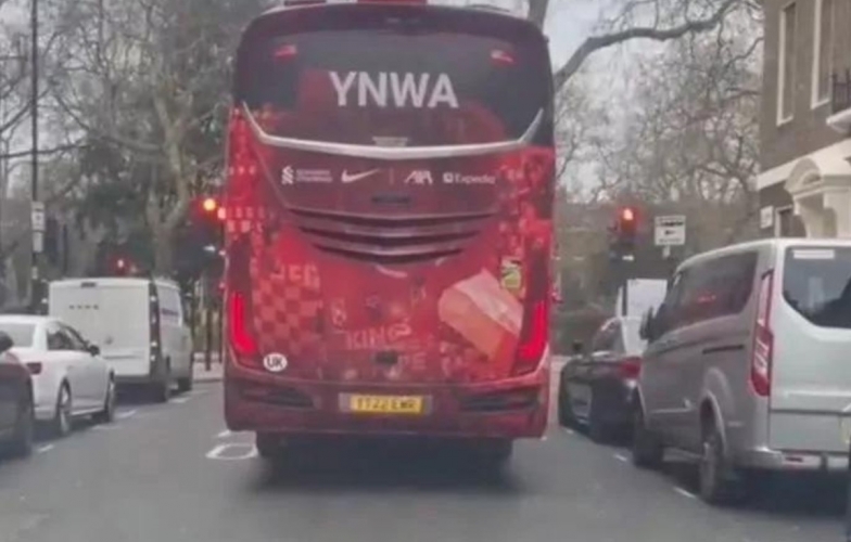 Xe bus Liverpool bị 'bắt quả tang' vượt đèn đỏ, đi đá bóng muộn giờ