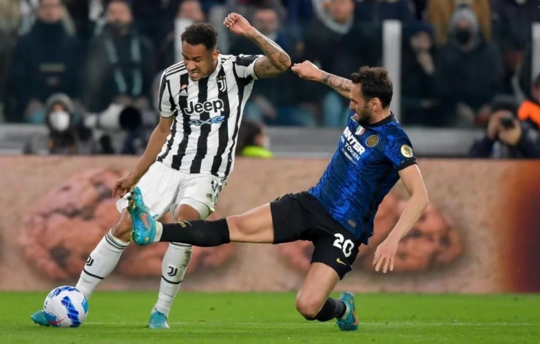 Inter Milan chia điểm với Juventus trong trận cầu 'điên rồ' 8 sao