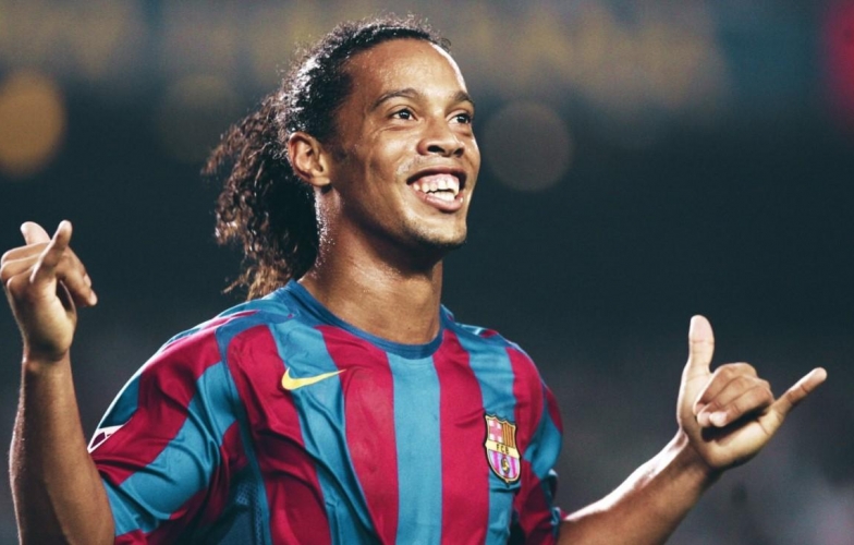 Huyền thoại Ronaldinho lên chức ông nội ở tuổi 44