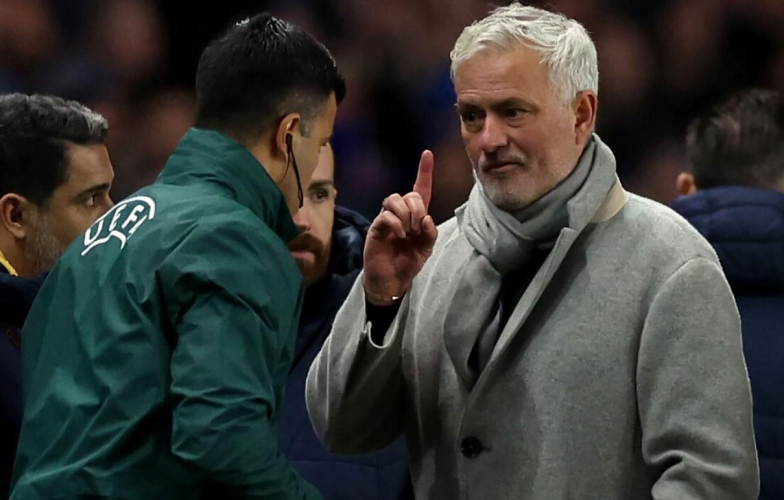 Mourinho nổi điên khi đội nhà bị 'cướp' 3 quả penalty