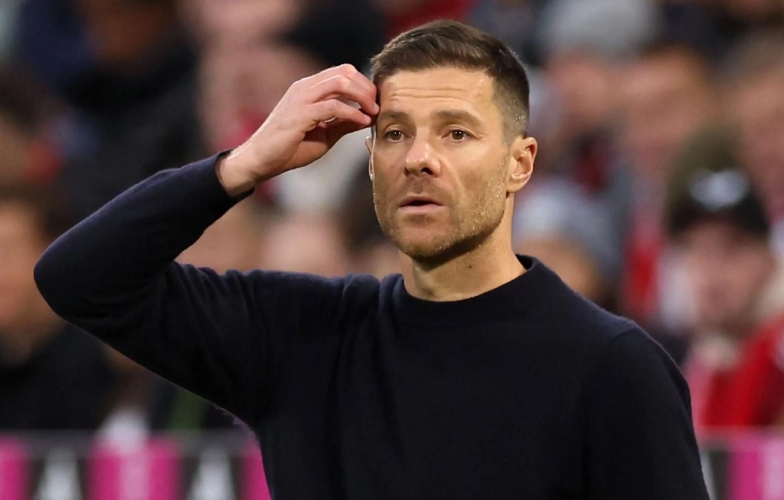 Xabi Alonso bị chỉ trích công khai