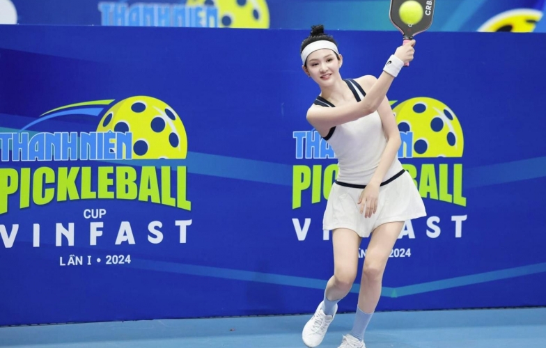 Ca sĩ Hiền Hồ gây bão mạng khi đánh pickleball lúc 23h30