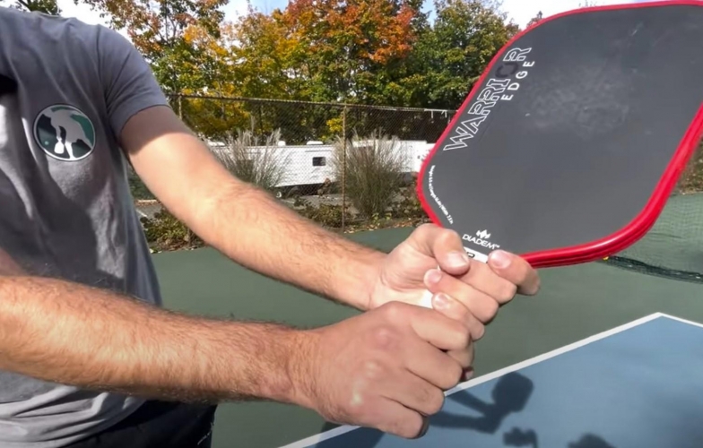 Cú đánh trái tay hai tay trong pickleball: Từ tuyệt chủng thành kỹ thuật bị lạm dụng nhất
