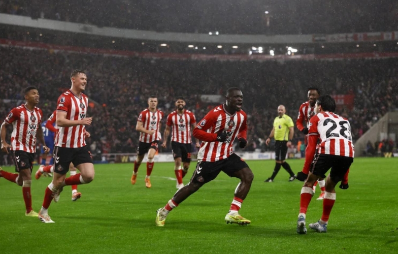 Sunderland ngược dòng thắng Bournemouth trong trận cầu nghẹt thở đầy VAR và thẻ phạt
