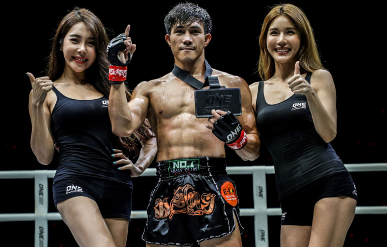 Knock-out võ sĩ Châu Âu chỉ sau 1 phút, Nguyễn Trần Duy Nhất vô địch thế giới đầy cảm xúc