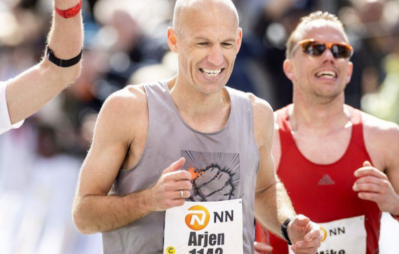 'Cơn lốc đường biên' Arjen Robben miệt mài trên đường đua marathon