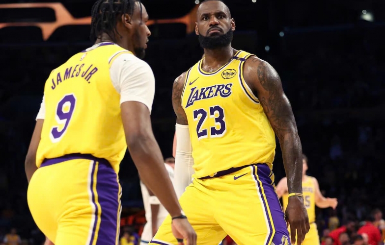 LeBron James và con trai tạo nên lịch sử 'có một không hai' tại NBA