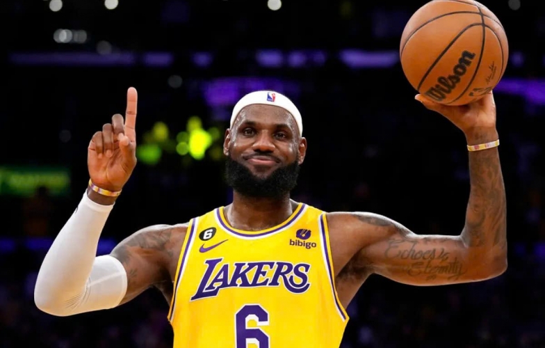 LeBron James thiết lập kỉ lục NBA ở tuổi 40