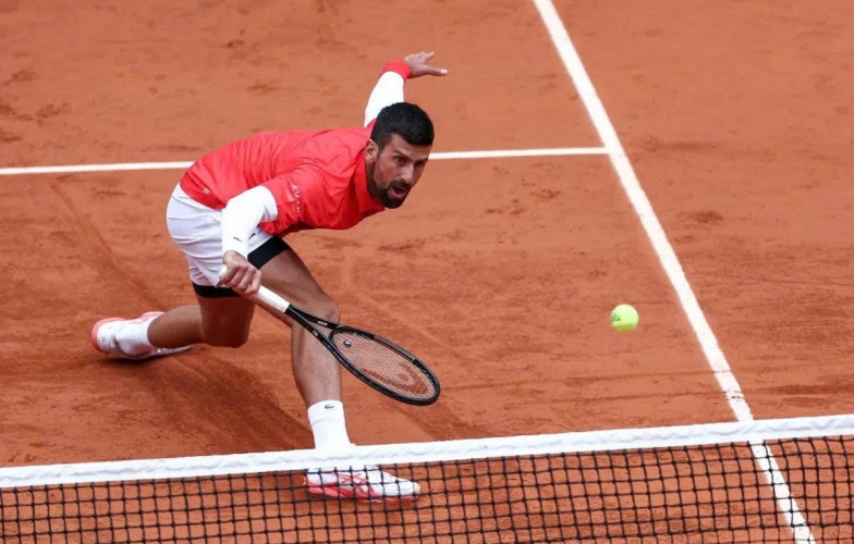 Djokovic bực mình vì thời tiết