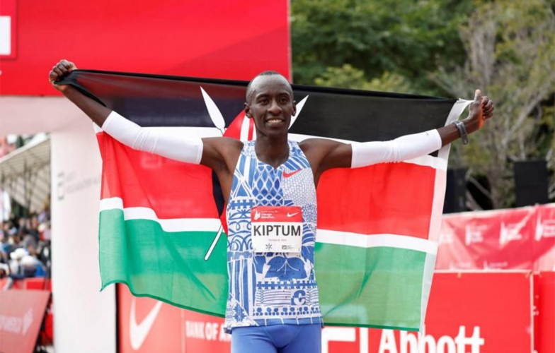 Chạy 42km chỉ trong 2 giờ 35 giây, Kelvin Kiptum trở thành tân vương marathon thế giới