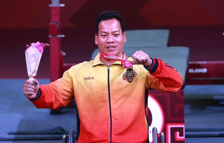 Lực sĩ Lê Văn Công, Châu Hoàng Tuyết Loan cầm cờ ở Lễ khai mạc Paralympic 2024