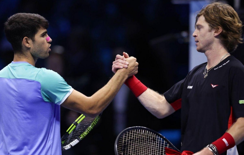 Kết quả tennis 13/11: Alcaraz thắng trận đầu tiên ở ATP Finals