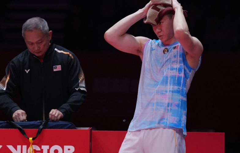 Lee Zii Jia rời sân bằng xe lăn, chia tay BWF World Tour Finals trong đau đớn