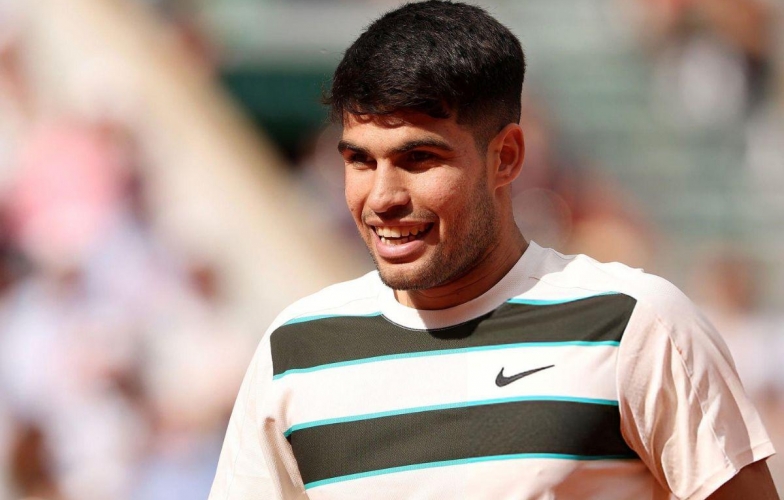 Alcaraz cho thấy tài năng và nhân cách lớn chỉ bằng một pha bóng ở Roland Garros 2025