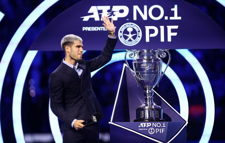 Kết thúc năm với ngôi số 1, Alcaraz nhận lời khen của nhân vật đặc biệt