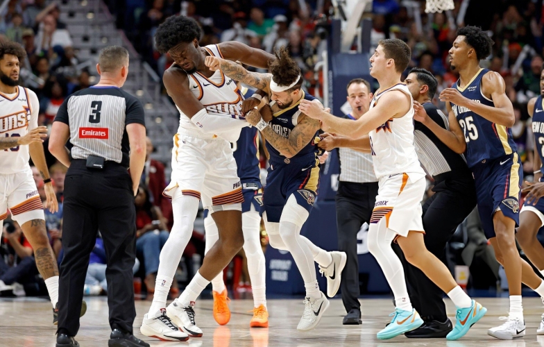 Lao vào nhau như ngày sau cuối, hai ngôi sao NBA bị treo giò