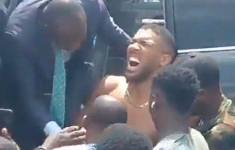 Anthony Joshua thoát chết nhờ quyết định không ai ngờ tới