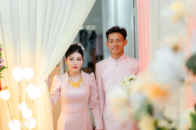 Tiền đạo U23 Việt Nam chúc mừng sinh nhật vợ bằng tấm ảnh cưới sau 2 tháng kết hôn