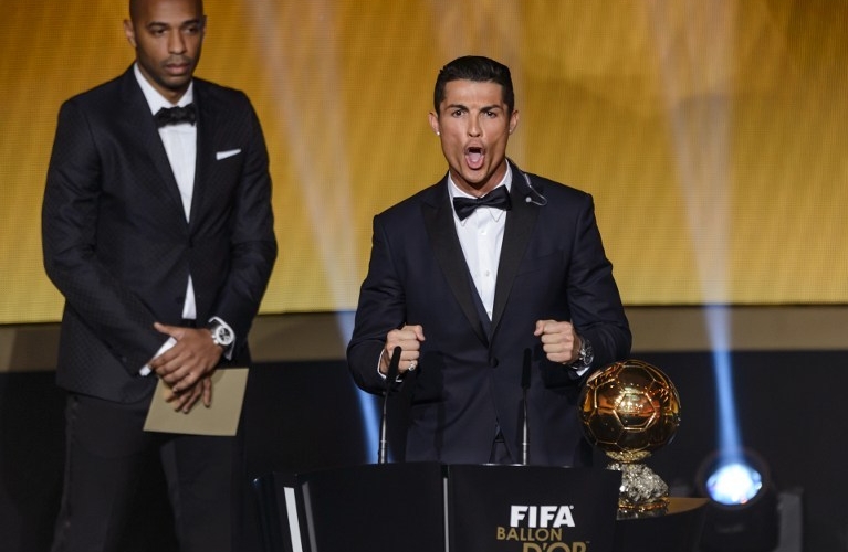 Messi 'cay đắng' nhìn Ronaldo thiết lập kỷ lục vô tiền khoáng hậu tại QBV 2022
