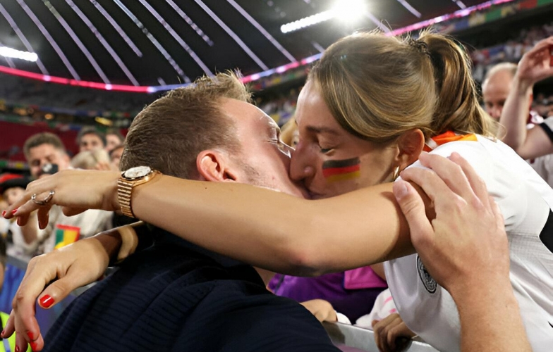 HLV Nagelsmann hôn 'ngấu nghiến' bạn gái, đạt điều chưa từng có tại Euro