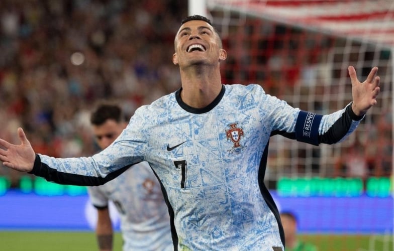 Ghi 900 bàn, Ronaldo vẫn bị cho là 'gánh nặng' với Bồ Đào Nha