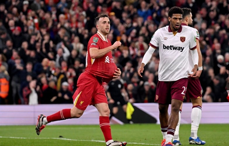 Hàng công thăng hoa, Liverpool nhấm chìm West Ham tại Carabao Cup