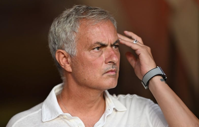 Mourinho nhận thẻ vàng theo cách độc nhất vô nhị