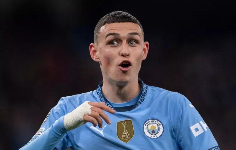 Nhận 'mưa gạch đá', Phil Foden mang cúp ra khoe