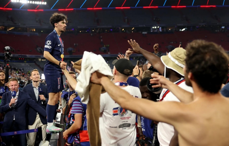 Vô địch C1, hàng ngàn fan PSG tràn xuống sân và phá vỡ khung thành
