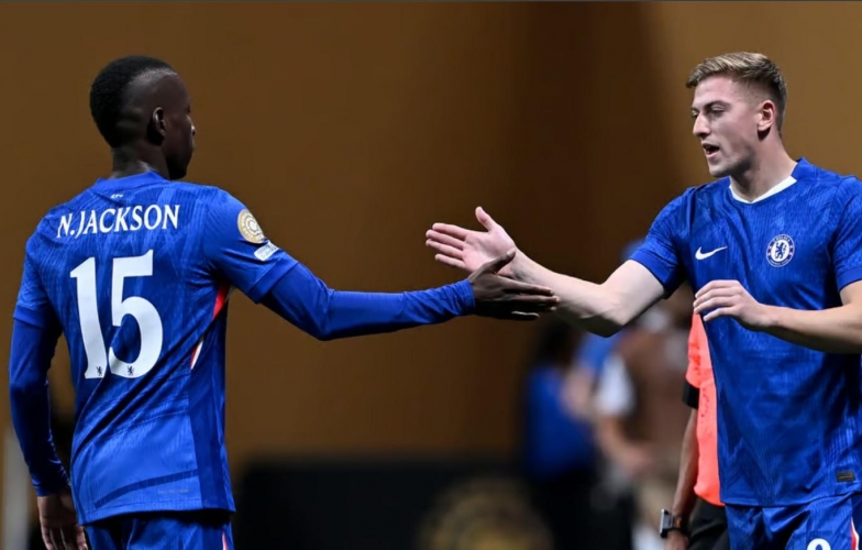 Chelsea gặp phải cơn đau đầu 'dễ chịu' ở hàng công
