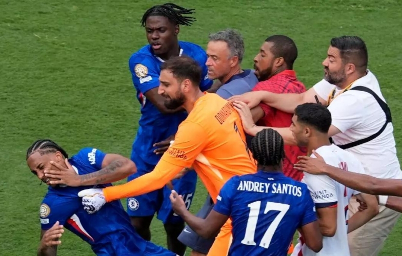 Đánh cầu thủ Chelsea, HLV Luis Enrique sắp nhận án phạt cực nặng