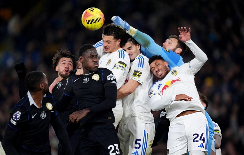 Chelsea bị bỏ lại trong cuộc đua vô địch Ngoại hạng Anh