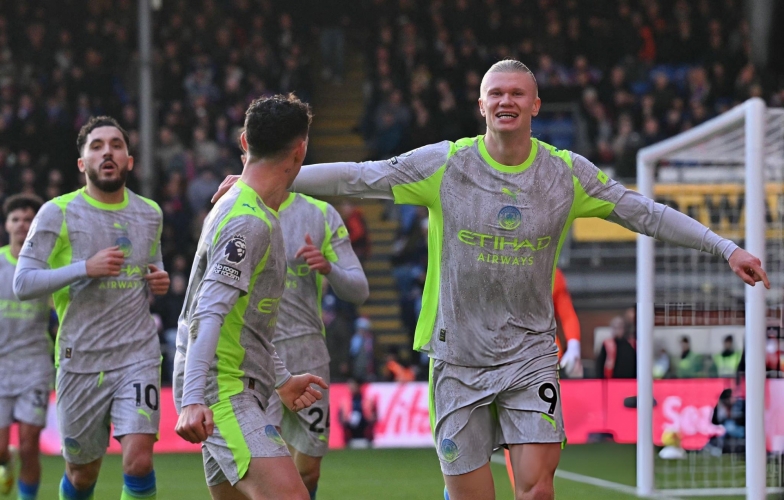 Haaland lại ghi bàn, Man City áp sát ngôi đầu của Arsenal