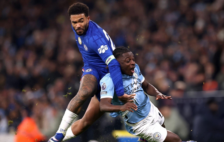 Mất điểm trước Chelsea, Man City gặp khó trong cuộc đua vô địch