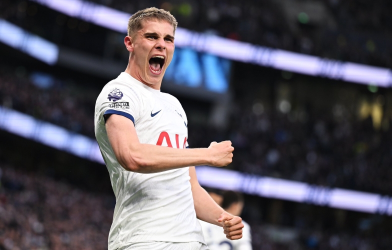 Tottenham 'ngã ngửa' với chấn thương của Van de Ven