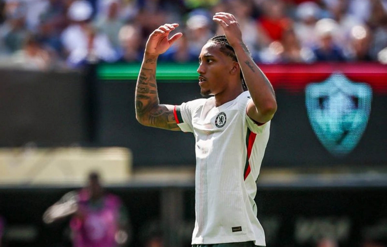 Sao Chelsea lấy tân binh Joao Pedro để dọa PSG