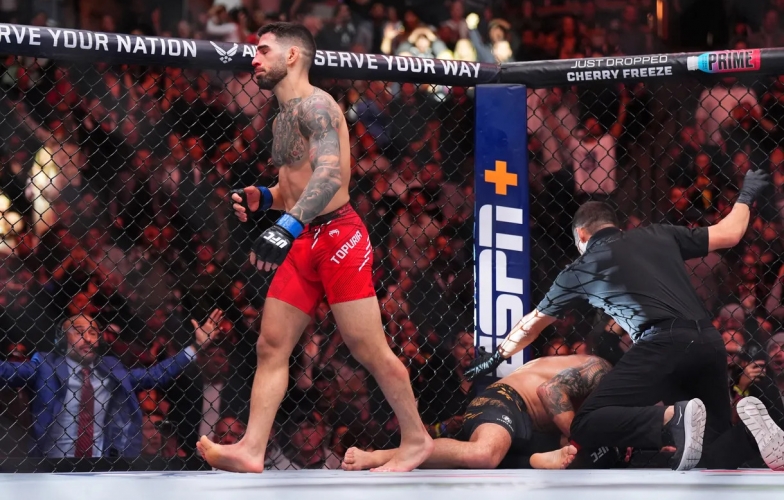UFC 298: 'Đại đế' bị truất ngôi, Ilia Topuria trở thành nhà đương kim vô địch hạng lông UFC