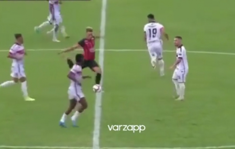 VIDEO: Khinh thường đối phương, cầu thủ khiến đội nhà nhận bàn đau