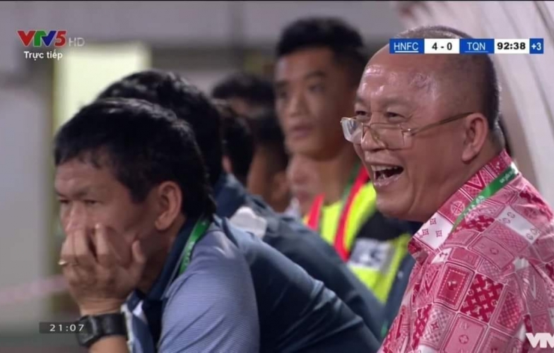 Chủ tịch CLB Quảng Ninh cười tươi khi đội nhà bị dẫn 4 bàn