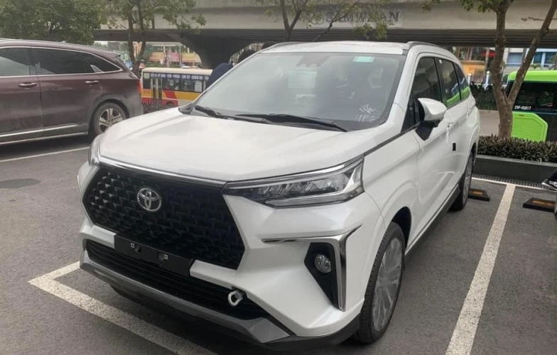 Toyota Veloz Cross 2022 vừa ra mắt đã bị đội giá với lý do 'khan hàng'?