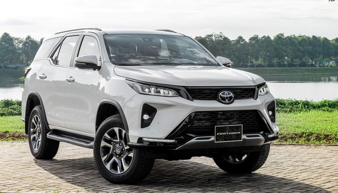 Toyota Fortuner 2022 ra mắt Việt Nam, thêm trang bị, tăng giá bán đồng loạt các phiên bản