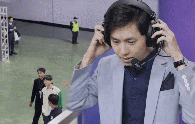 Văn Tùng đứng từ xa lặng nhìn T1 quay bước