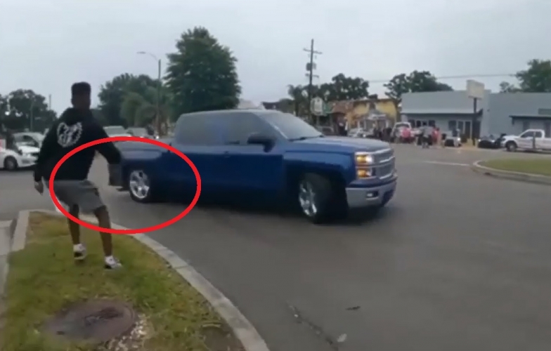 VIDEO: Bán tải Chevrolet trổ tài drift trên phố đến rụng cả bánh xe